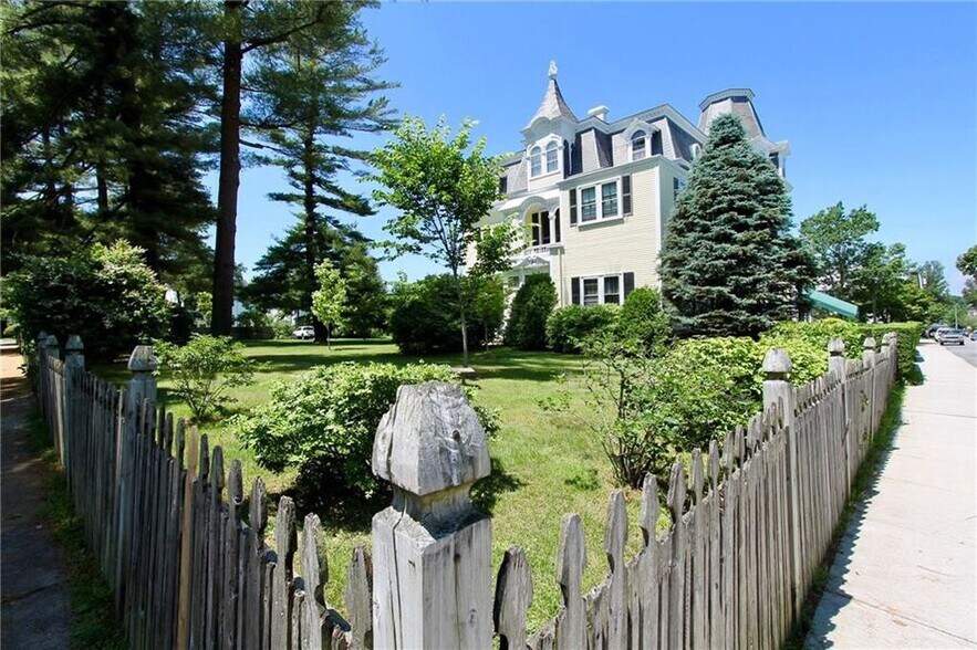 Building Photo - 45 Ayrault St