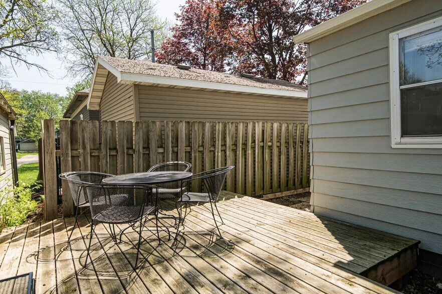 Building Photo - 917 3rd St NE