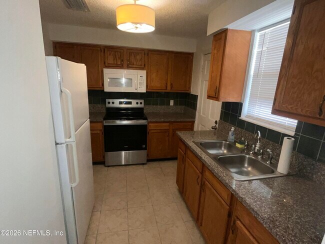 Building Photo - 1738 El Prado Rd