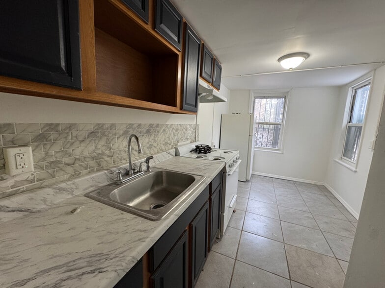 Building Photo - 329 Bainbridge St.