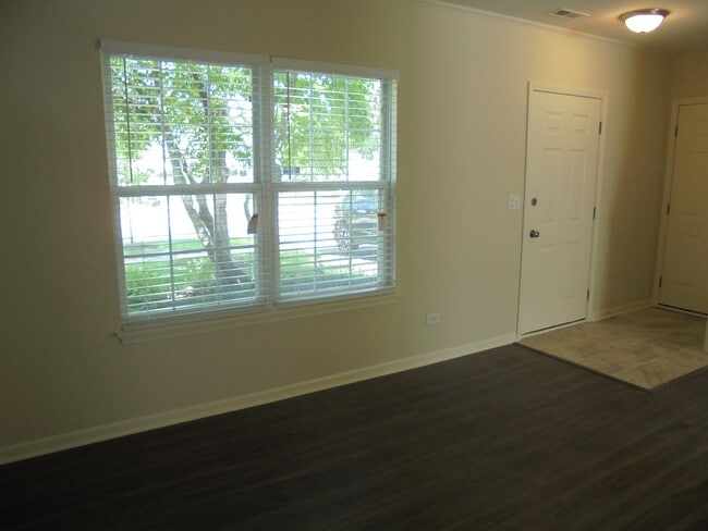 Building Photo - 1202 N Village Dr
