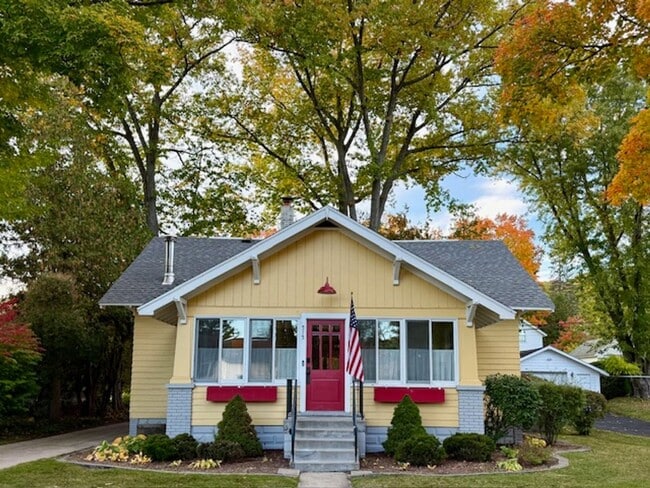 Primary Photo - Fully-Furnished Retreat in the Heart of Su...