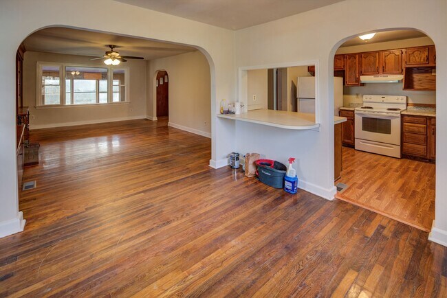 Building Photo - Charming Cecil Cape Cod Showing Saturday 12/13 9am-9:15am