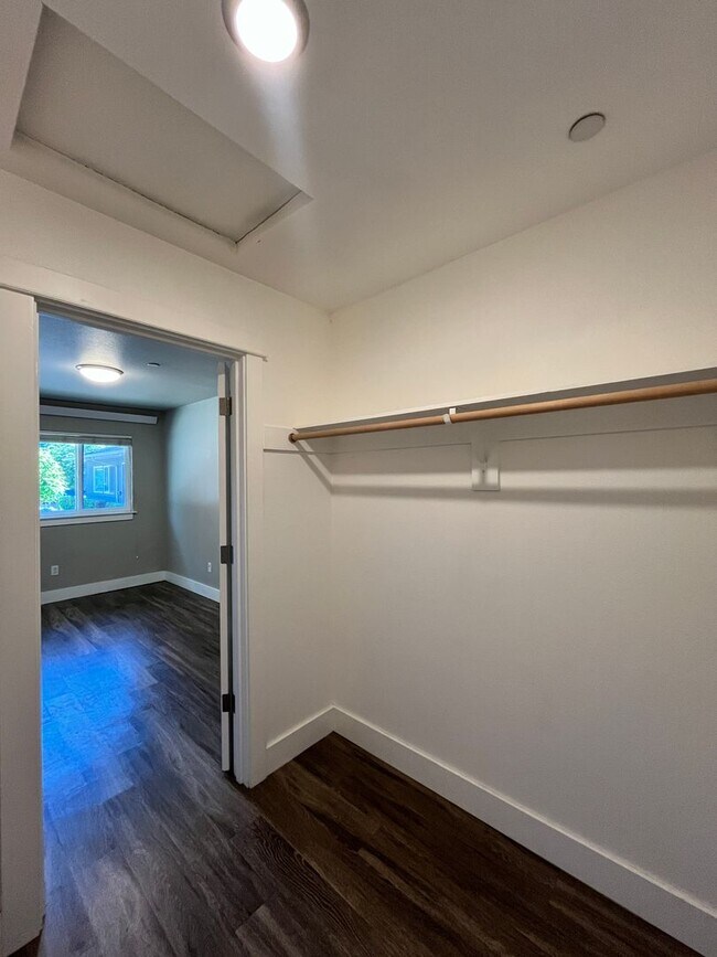 Building Photo - Large 3 Bedroom 2 Bathroom! In-Unit Washer...