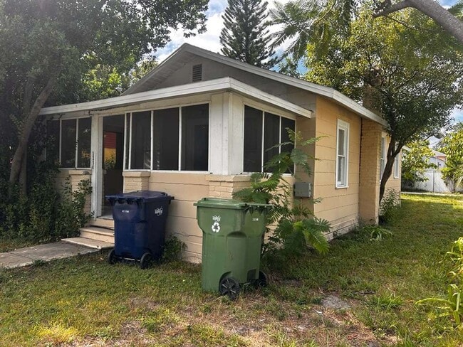Building Photo - Charming Tampa Home – Great Location Near ...