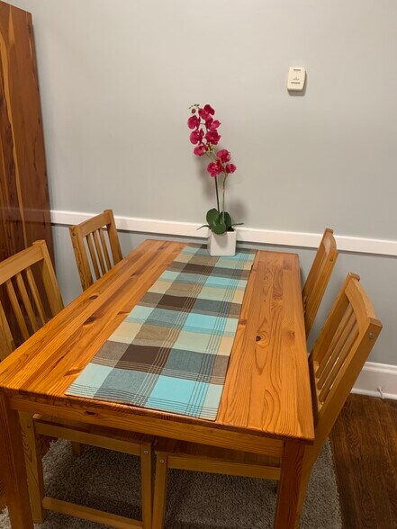 dining area - 1409 Winburn Dr