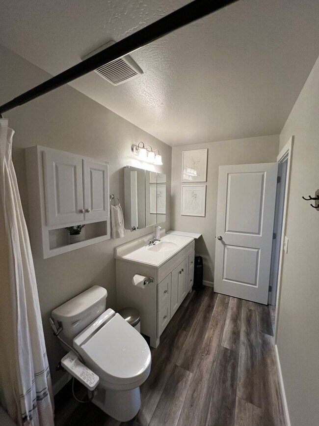 Building Photo - Cozy & Spacious Townhome for Rent