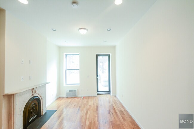 Building Photo - 151 E 71st St