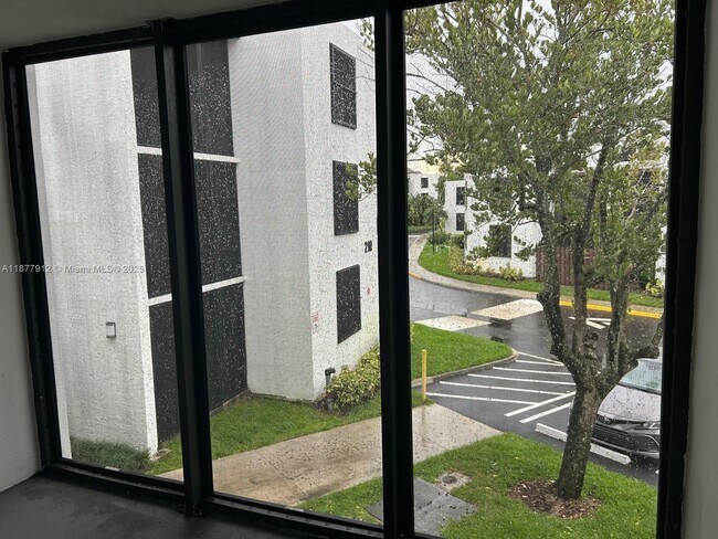 Building Photo - 210 Lake Pointe Dr