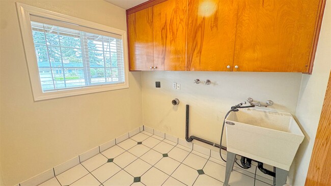 Building Photo - Comfortable 3 BD | 2 BA - Cedar Hills Neighborhood