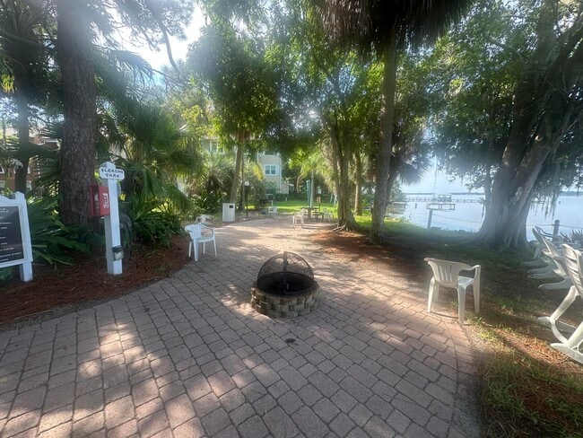 Building Photo - 225 S Tropical Trail