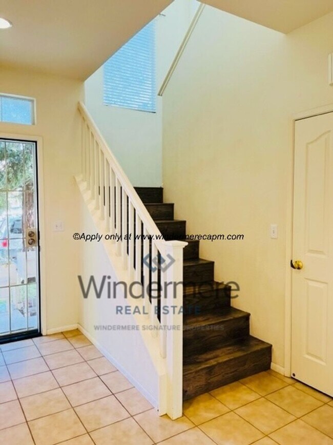 Building Photo - Spacious 3-bedroom with Updated Finishes and Prime Location!