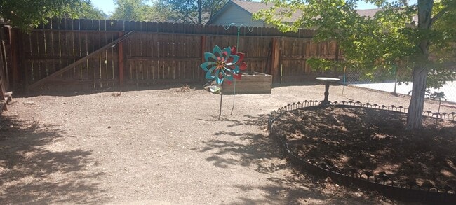 Building Photo - Updated 3 bedroom with A/C and Yard