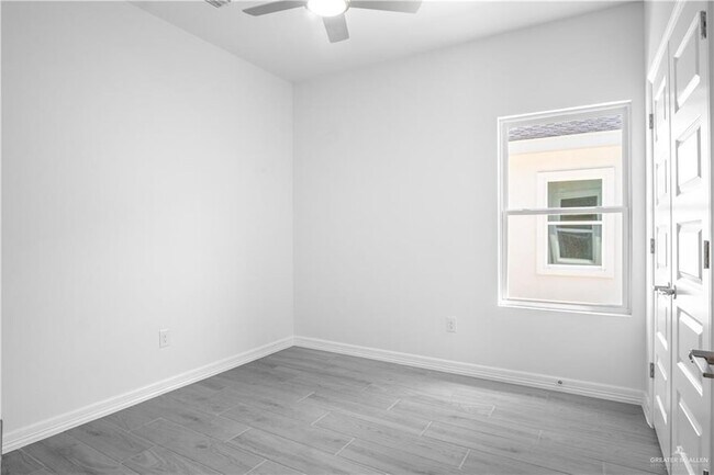 Building Photo - 604 N Onyx Ave