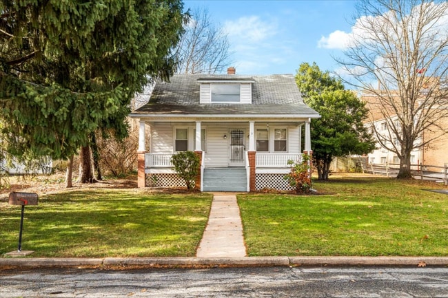 Building Photo - 3 Locust St