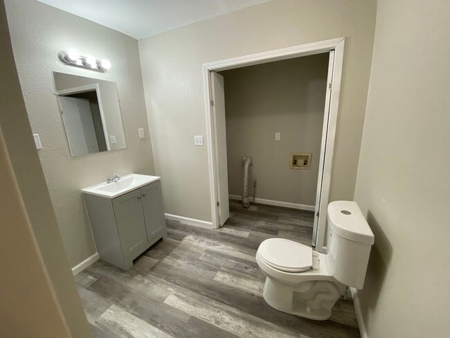 Building Photo - Cozy Sandsprings Home