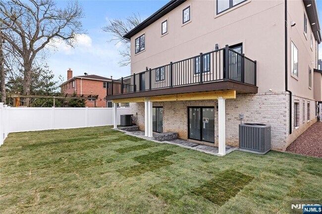 Building Photo - 45 Lincoln Ave