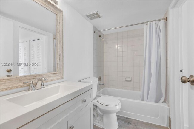 Building Photo - 7601 E Treasure Dr