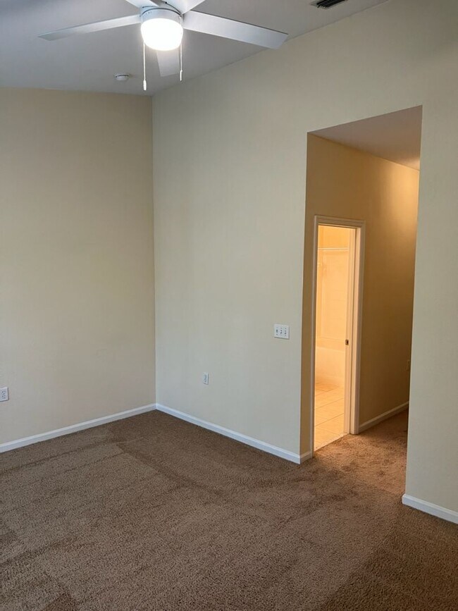 Building Photo - 2 bedroom 2 1/2 bath in NW Magnolia Place