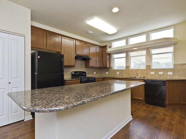 Building Photo - 335 Rachel St