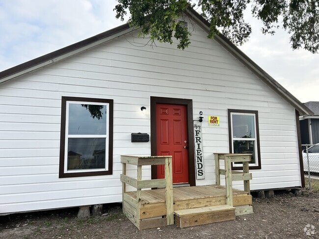 Building Photo - 830 Benavides St