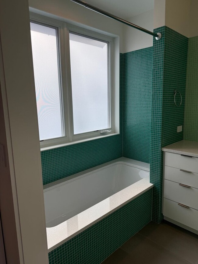 Building Photo - Silver Maple Stunning