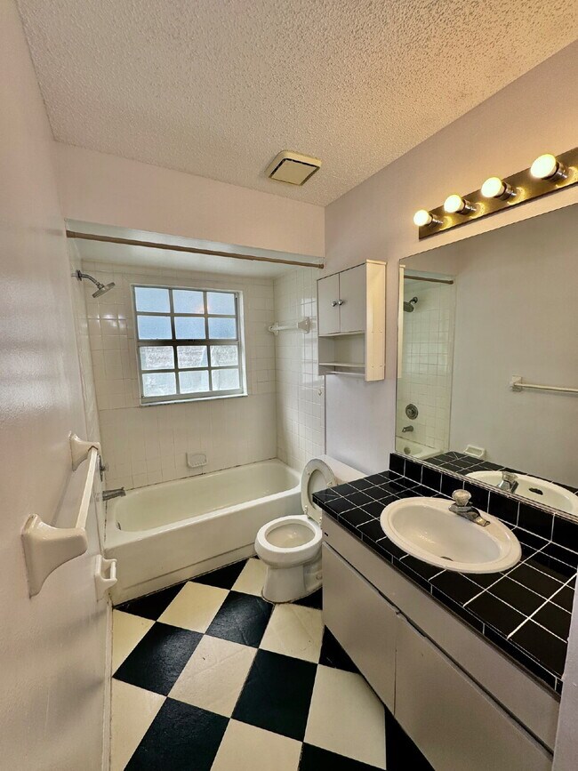 Building Photo - 3 Bed, 2 Bath Tampa Home Walking Distance ...
