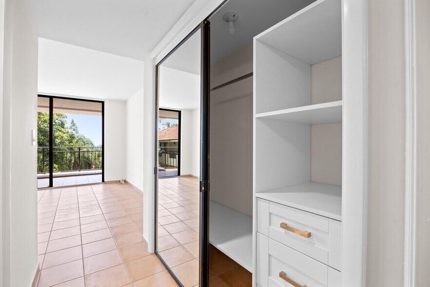 Building Photo - 1632 S Bayshore Ct