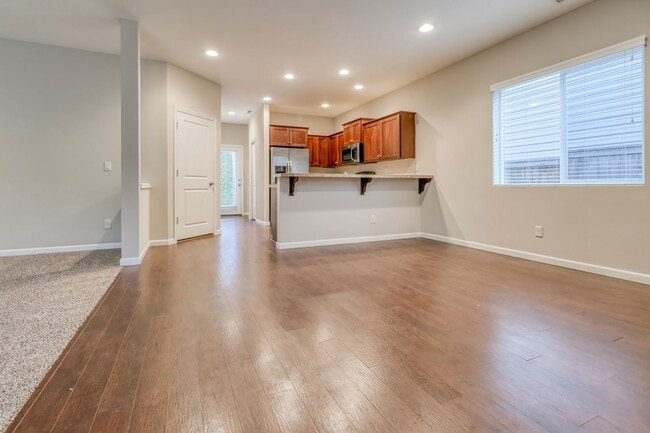 Building Photo - Spacious 4br/2.5ba house with garage in well maintained neighborhood