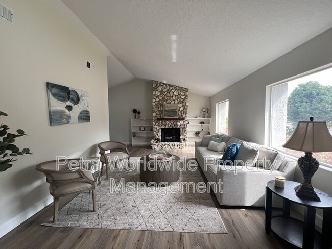 Building Photo - 1710 Aster Dr