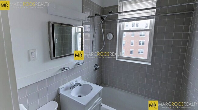 Building Photo - 137 Park Dr