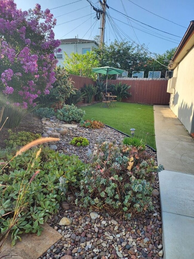 Primary Photo - Charming 1 Bedroom in Kensington