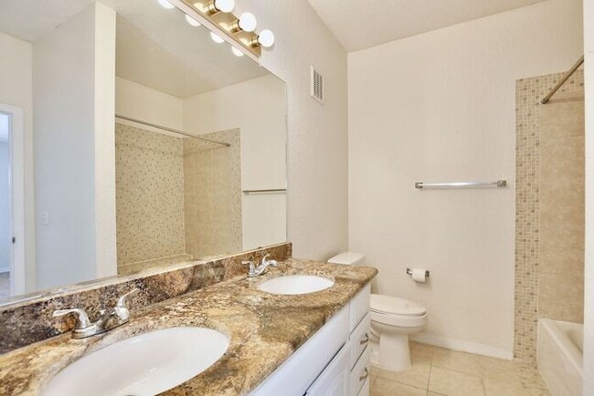 Building Photo - Stylish 3/2 Corner-Unit Condo with Resort ...