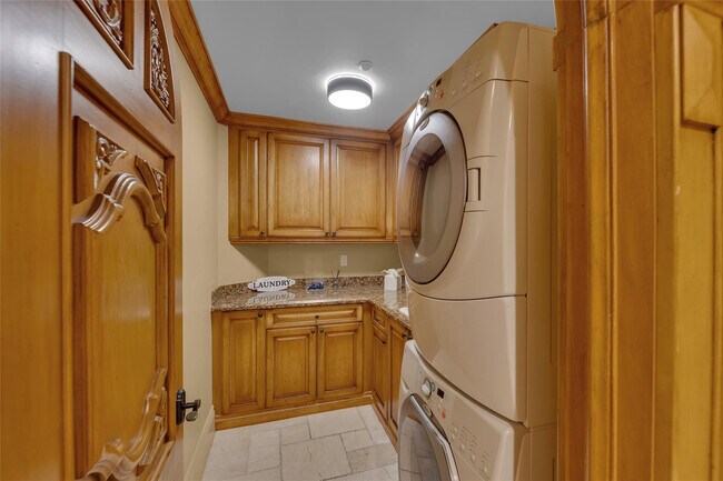 Building Photo - 1011 Rhodes Villa Ave