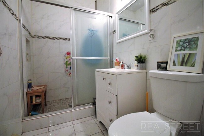 Building Photo - Renovated Spacious 2 BR in Bushwick