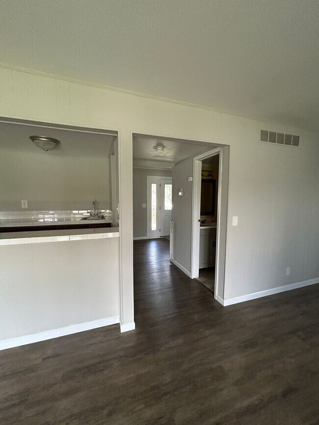 Building Photo - 537 Windrift Dr