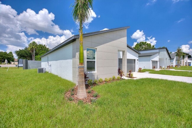 Building Photo - 300 Royal Palm Wy