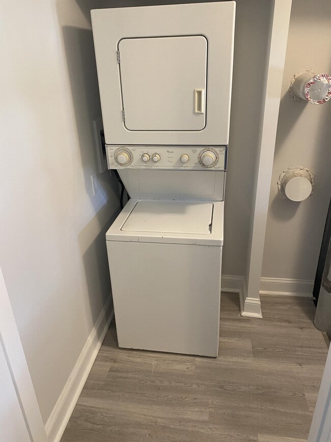 Building Photo - 400 Maple Ln