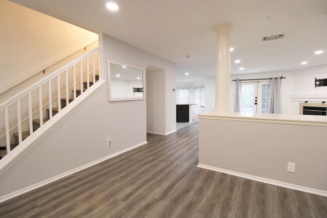 Building Photo - 14018 N Hills Village Dr