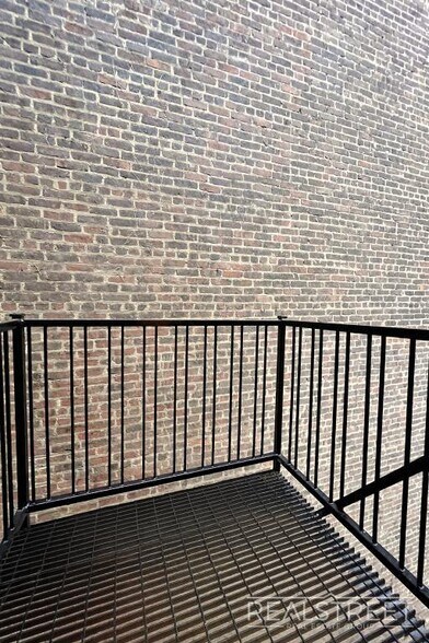 Building Photo - Modern Renovated 2BR with Skylight & Private Balcony in Prime Crown Heights