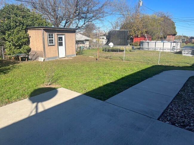 Building Photo - 3 bedroom 1.5 bathroom! HOUSING ACCEPTED!