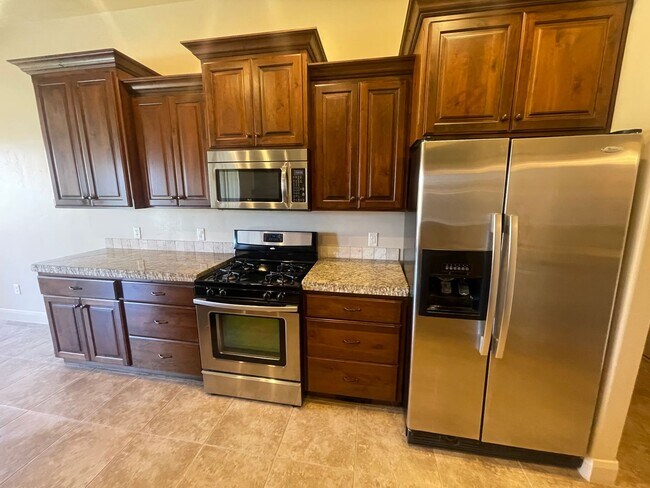 Building Photo - Great home and Pet Friendly!!  ADA tub/shower