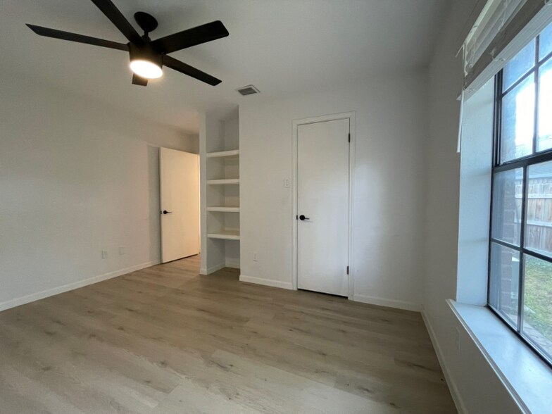 Building Photo - 2201 Pin Oak Rd