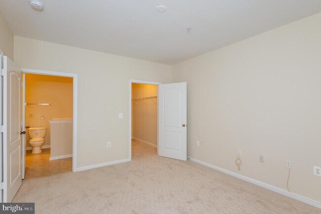 Building Photo - 400 Symphony Cir