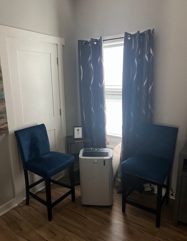 Building Photo - 1917 W Madison St