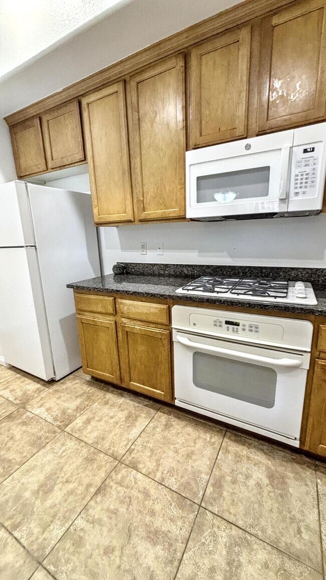 Building Photo - Lovely 2-Bedroom Condo with Convenient Acc...