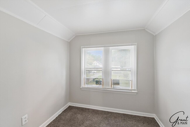 Building Photo - 3 Bed Bungelow $1200.00/mo