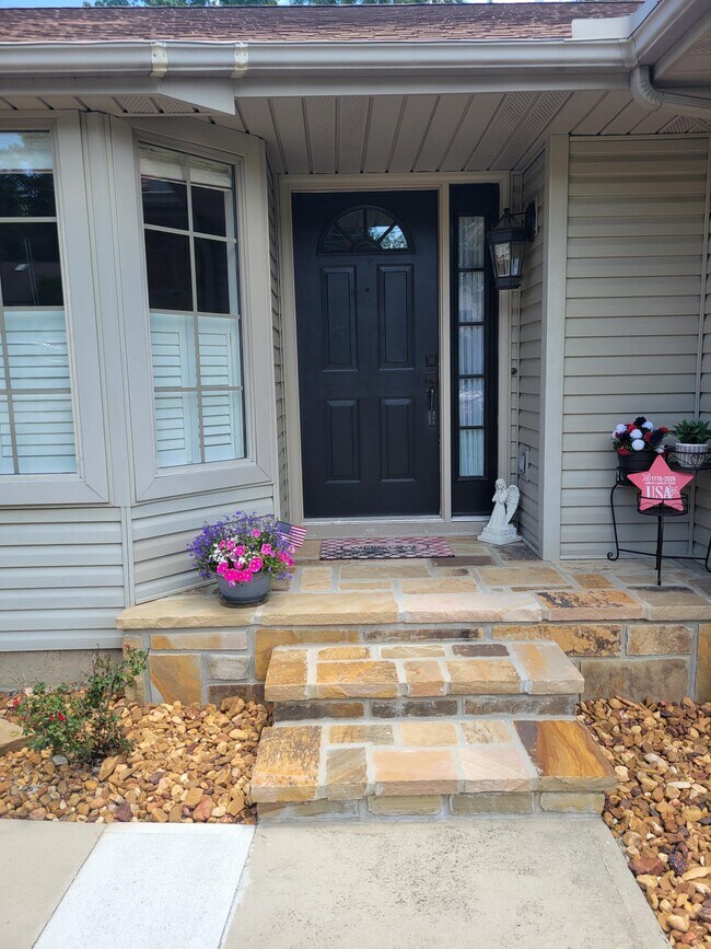 Building Photo - 456 Snead Dr