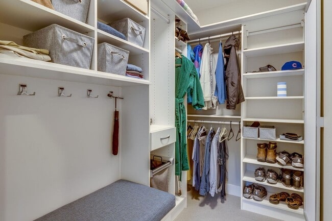 Building Photo - Furnished West Bend Home Available May-November