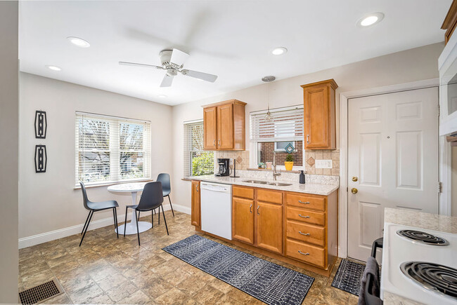 Building Photo - 1128 Exter Dr